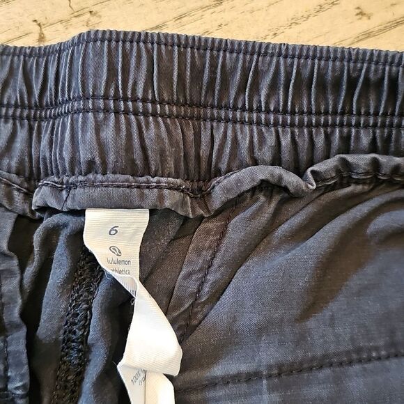 Lululemon black shorts size 6 - Picture 4 of 9